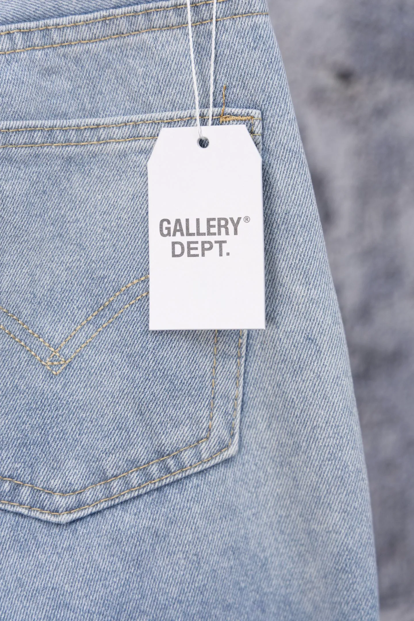 💰240 GALLERY DEPT.25ss new style. Denim spliced ​​with all-over printed leather ripped bell-bottoms, washed and distressed jeans. Gallery Dept. was born in the soil of Los Angeles street culture. With the core concept of "art is daily life", it deeply integrates traditional denim craftsmanship with modern graffiti art. The brand transforms old denim, Vintage T-shirts and other items by hand, giving them personalized elements such as wear, splashing, splicing, etc. Each piece is hand-finished by craftsmen and has both artistic collection value and practical function. In 2021, the joint capsule series with French veteran Lanvin and the cooperation with Chrome Hearts have attracted the attention of the fashion industry, confirming its transformation from an independent studio to an international trend symbol. Gallery Dept. targets the global fashion pioneer group aged 18-35 and positions itself as a "high street art trendy brand". Its core competitiveness lies in: • Cultural symbol output: Through endorsements from stars such as Virgil Abloh, Jennie, and Justin Bieber, it strengthens the brand's benchmark status in the hip-hop and fashion circles. Size: 28-36 Color: Blue